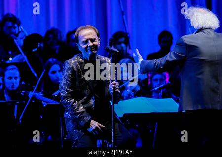 Bergame, Italie. 22nd mars 2022. Roby Facchinetti Symphony Live au Teatro Gaetano Donizetti avec Diego Basso, l'Orchestre Ritmico Sinfonica Italiana et Coro Pop Art Voice Academy. (Photo par Andrea Ripamonti/Pacific Press) crédit: Pacific Press Media production Corp./Alay Live News Banque D'Images