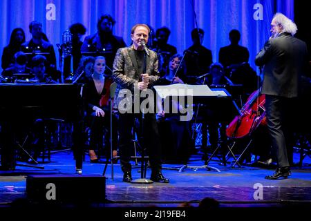 Bergame, Italie. 22nd mars 2022. Roby Facchinetti Symphony Live au Teatro Gaetano Donizetti avec Diego Basso, l'Orchestre Ritmico Sinfonica Italiana et Coro Pop Art Voice Academy. (Photo par Andrea Ripamonti/Pacific Press) crédit: Pacific Press Media production Corp./Alay Live News Banque D'Images