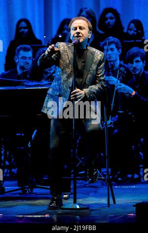 Bergame, Italie. 22nd mars 2022. Roby Facchinetti Symphony Live au Teatro Gaetano Donizetti avec Diego Basso, l'Orchestre Ritmico Sinfonica Italiana et Coro Pop Art Voice Academy. (Photo par Andrea Ripamonti/Pacific Press) crédit: Pacific Press Media production Corp./Alay Live News Banque D'Images