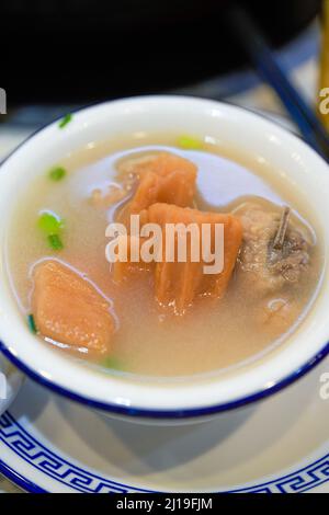 Un bol de soupe de côtes de porc aux racines de lotus délicieuses et sucrées en gros plan Banque D'Images