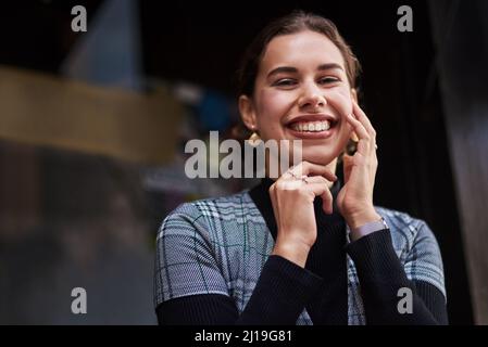 Son sourire le dit tout. Photo courte d'une belle jeune femme dans la ville. Banque D'Images