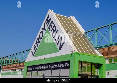 Marseille, France. 22nd mars 2022. Le logo Leroy Merlin est affiché dans l'un de leurs magasins. Suite à la demande du président ukrainien Zelensky aux entreprises françaises de quitter la Russie, Leroy Merlin réitère qu'il maintient son activité en Russie.appartenant à la holding familiale Mulliez, le choix de la marque DIY est de plus en plus dénoncé, y compris par sa branche ukrainienne. Crédit : SOPA Images Limited/Alamy Live News Banque D'Images