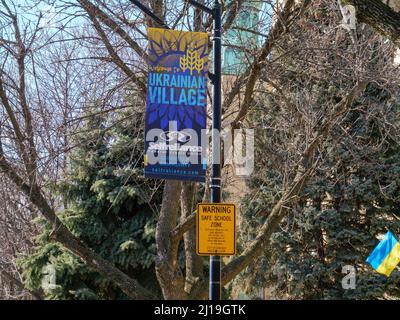 Bannière du village ukrainien et panneau de la zone de sécurité scolaire. Quartier du village ukrainien, Chicago, Illinois. Banque D'Images