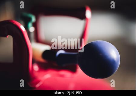 Accent sélectif sur le bord d'un ballon gonflable fixé à un réservoir d'hélium. Banque D'Images