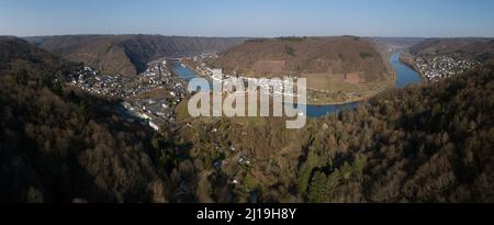 Cochem, Allemagne. 23rd mars 2022. Le château de Reichsburg au-dessus de la Moselle à Cochem est un aimant touristique en Rhénanie-Palatinat (vue aérienne prise par drone). Le tourisme en Rhénanie-Palatinat a connu deux années de corona difficiles. Ce jeudi (10 h 00), la société de marketing Rhénanie-Palatinat Tourisme veut examiner la situation actuelle et la prochaine saison de vacances. Crédit : Thomas Frey/dpa/Alay Live News Banque D'Images