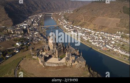 Cochem, Allemagne. 23rd mars 2022. Le château de Reichsburg au-dessus de la Moselle à Cochem est un aimant touristique en Rhénanie-Palatinat (vue aérienne prise par drone). Le tourisme en Rhénanie-Palatinat a connu deux années de corona difficiles. Ce jeudi (10 h 00), la société de marketing Rhénanie-Palatinat Tourisme veut examiner la situation actuelle et la prochaine saison de vacances. Crédit : Thomas Frey/dpa/Alay Live News Banque D'Images