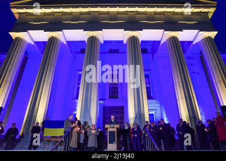 Vermont Gov. Phil Scott parle avant de signer un projet de loi envoyant plus de $640 000 (USD) en aide à l'Ukraine via Save the Children. Banque D'Images