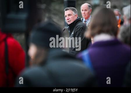 Vermont Gov. Phil Scott parle avant de signer un projet de loi envoyant plus de $640 000 (USD) en aide à l'Ukraine via Save the Children. Banque D'Images