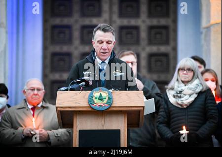 Vermont Gov. Phil Scott parle avant de signer un projet de loi envoyant plus de $640 000 (USD) en aide à l'Ukraine via Save the Children. Banque D'Images