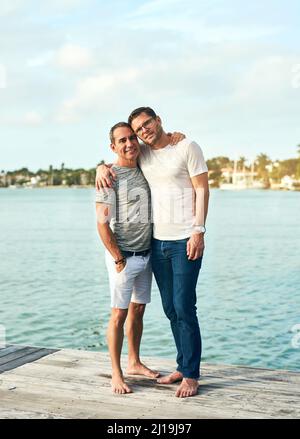 Une paire parfaite sur la jetée. Photo d'un couple affectueux et mature sur la plage. Banque D'Images