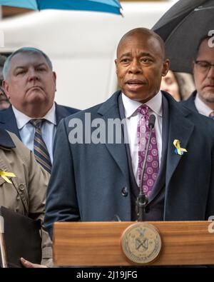 New York, États-Unis. 23rd mars 2022. Le consul général ukrainien à New York, Oleksii Holubov (L) écoute le maire de New York, Eric Adams (R), s'adresse aux manifestants anti-guerre lors d'une démonstration de soutien à l'Ukraine contre l'invasion russe. Au cours de la cérémonie, ils ont levé des drapeaux américains et ukrainiens dans le quartier financier de Manhattan. Credit: Enrique Shore/Alay Live News Banque D'Images