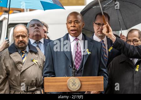 New York, États-Unis. 23rd mars 2022. Le consul général ukrainien à New York, Oleksii Holubov (L) écoute le maire de New York, Eric Adams (R), s'adresse aux manifestants anti-guerre lors d'une démonstration de soutien à l'Ukraine contre l'invasion russe. Au cours de la cérémonie, ils ont levé des drapeaux américains et ukrainiens dans le quartier financier de Manhattan. Credit: Enrique Shore/Alay Live News Banque D'Images