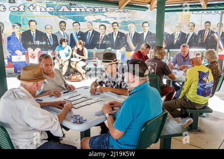 Little Havana Miami Florida Calle Ocho 8 8th Street quartier hispanique quartier cubain quartier historique Domino Park Maximo Gomez dominos hommes jouant senior Banque D'Images