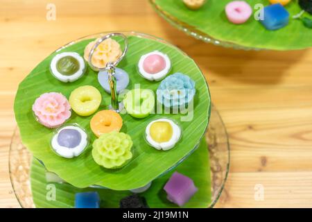 Variétés de desserts thaïlandais traditionnels colorés ; NamDokMai (farine à vapeur), PiekPoon (crème anglaise noire), LeumKluen (crème anglaise à la noix de coco et haricots à la vapeur), K Banque D'Images
