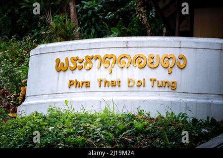 Texte doré bannière en face de l'escalier, la langue thaï signifie Phra que Doi Tung, c'est le nom du célèbre lieu et temple dans la province de Chiang Rai, au nord Banque D'Images