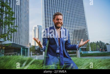 Homme d'affaires stressé pleurant. Homme d'affaires en triste dépression pleurant sensation de dépression. Tristesse, douleur émotionnelle et solitude. Banque D'Images