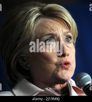 Davenport, États-Unis d'Amérique. 30th janvier 2016. DAVENPORT, IA - JANVIER 29 : l'ancienne secrétaire d'État Hillary Clinton (R), candidate démocrate à la présidence, et son mari, l'ancien président américain Bill Clinton, saluent les partisans lors d'un événement « sortez du caucus » à la salle de bal du Col le 29 janvier 2016 à Davenport, Iowa. Avec moins d'une semaine avant les caucus de l'Iowa, Hillary Clinton fait campagne dans tout l'Iowa. Personnes: Hillary Clinton crédit: Storms Media Group/Alay Live News Banque D'Images