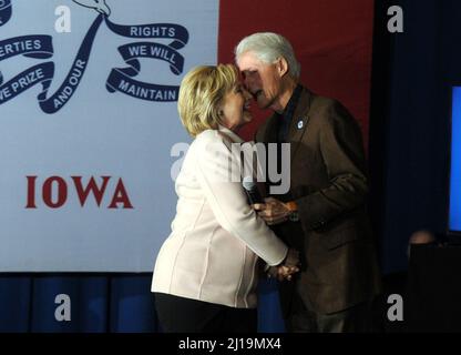 Davenport, États-Unis d'Amérique. 30th janvier 2016. DAVENPORT, IA - JANVIER 29 : l'ancienne secrétaire d'État Hillary Clinton (R), candidate démocrate à la présidence, et son mari, l'ancien président américain Bill Clinton, saluent les partisans lors d'un événement « sortez du caucus » à la salle de bal du Col le 29 janvier 2016 à Davenport, Iowa. Avec moins d'une semaine avant les caucus de l'Iowa, Hillary Clinton fait campagne dans tout l'Iowa. Personnes: Hillary Clinton, Bill Clinton crédit: Storms Media Group/Alay Live News Banque D'Images