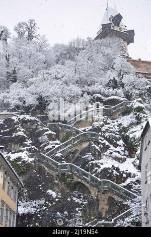 Escaliers de la célèbre Tour de l'horloge sur la colline de Schlossberg, à Graz, région de Steiermark, Autriche, avec de la neige,en hiver.Mise au point sélective Banque D'Images