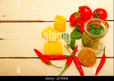 Les pâtes italiennes paccheri ou schiaffoni avec menthe et tomates ingrédients piment Banque D'Images