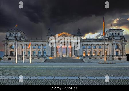 Reichstag à Berlin, orages tôt le matin au lever du soleil, Berlin, Allemagne Banque D'Images