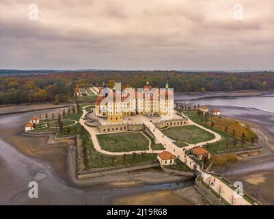 Vue aérienne, photo de drone du château de Moritzburg dans la municipalité de Moritzburg près de Dresde, Saxe, Allemagne Banque D'Images