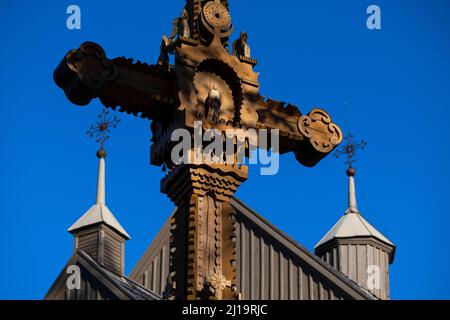 Croix en bois devant l'église en bois Saint-Joseph à Paluse, Parc national d'Aukstaitija, haute-Lituanie, Lituanie Banque D'Images