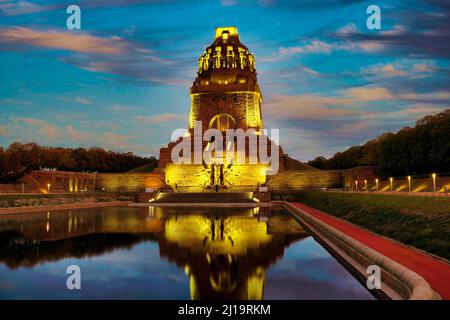 Monument à la bataille des Nations, ambiance du soir, réflexion dans l'eau, Leipzig, Saxe, Allemagne Banque D'Images