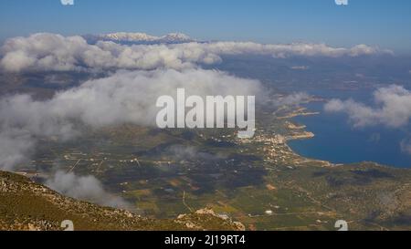 Printemps en Crète, flanc de montagne, murs de pierre, peuplement, au-dessus des nuages, Montagnes enneigées, Pachia Ammos, baie de Mirabello, massif de Dikte, Thripti Banque D'Images