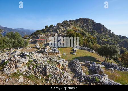 Printemps en Crète, site archéologique de Doric, Dorians, Lato, champ de ruines, Agora, rochers gris, ciel bleu, Crète orientale, île de Crète, Grèce Banque D'Images