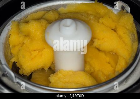 Sorbet à la mangue surgelé dans une machine à crème glacée Banque D'Images