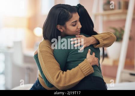 Je n'en reste pas pour la soutenir. Photo courte de deux jeunes femmes qui s'embrassent à la maison. Banque D'Images