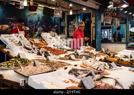 Vendeur de poisson, stalle au marché de Ballaro, le plus ancien marché de rue de Palerme, quartier Albergheria, Palerme, Sicile, Italie Banque D'Images