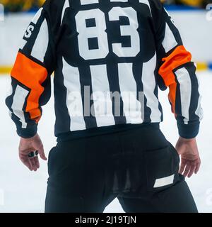 Helsinki / Finlande - 22 MARS 2022 : gros plan d'un arbitre de hockey sur glace regardant le match sur la touche Banque D'Images