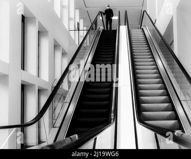 Escalator dans le nouveau Forum Humboldt avec le Palais de la ville, Berlin, Allemagne Banque D'Images