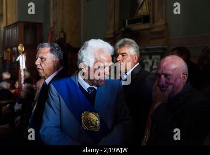 Homme âgé dans la cathédrale se préparant aux célébrations du dimanche de Pâques à Aidone, Sicile, Italie Banque D'Images