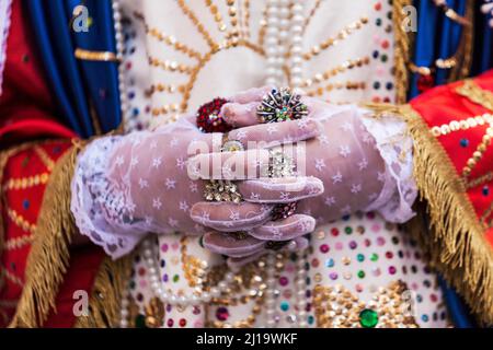 Détail des mains gantées et tenue unique de la Veroniche lors de la procession du jeudi Saint à Marsala, Sicile, Italie Banque D'Images
