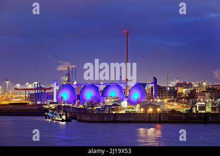 Blue illuminiete Koehlbrandhoeft usine de traitement des eaux usées dans le port de Hambourg dans la soirée, Hambourg, Allemagne Banque D'Images