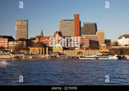 Vue sur le Norderelbe jusqu'à Landungsbruecken et le quartier de St. Pauli, Hambourg, Allemagne Banque D'Images