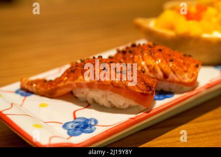 Un délicieux et sucré plat japonais, sushi au saumon grillé Banque D'Images