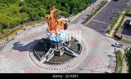 Rond-point aérien avec statue de poisson et tête de barong dans le port de Pelabuhan Benoa à Bali Banque D'Images