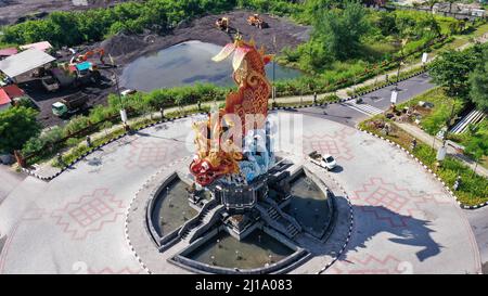 Rond-point aérien avec statue de poisson et tête de barong dans le port de Pelabuhan Benoa à Bali Banque D'Images