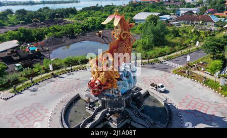 Rond-point aérien avec statue de poisson et tête de barong dans le port de Pelabuhan Benoa à Bali Banque D'Images