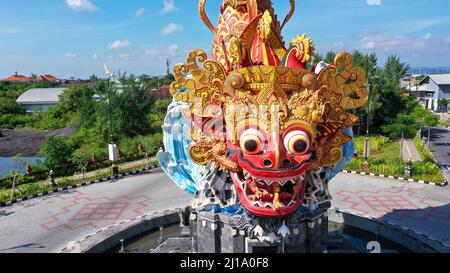 Rond-point en gros plan avec statue de poisson et tête de barong dans le port de Pelabuhan Benoa à Bali Banque D'Images