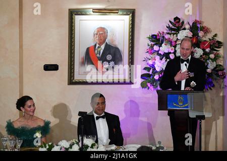 Le Premier ministre de la Jamaïque, Andrew Holness (au centre), et la duchesse de Cambridge (à gauche) écoutent le duc de Cambridge qui prononce un discours lors d'un dîner organisé par Patrick Allen, gouverneur général de la Jamaïque, à la Maison du Roi, à Kingston, en Jamaïque, Le cinquième jour de la visite royale des Caraïbes au nom de la Reine pour marquer son Jubilé de platine. Date de la photo: Mercredi 23 mars 2022. Banque D'Images