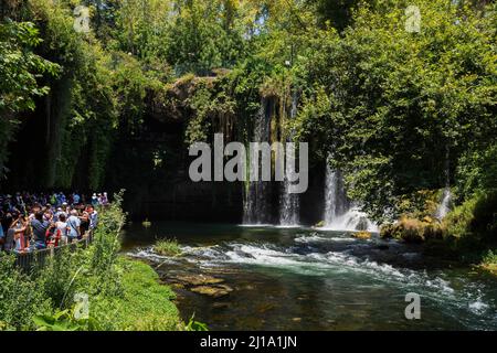 06-07-2022 Antalya Turquie. Les gens marchent autour de la chute d'eau de Duden et prennent des photos. Zones de marche parmi les arbres. Banque D'Images