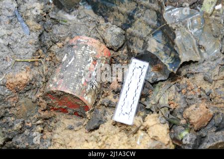 (220324) -- TENGXIAN, 24 mars 2022 (Xinhua) -- une des deux boîtes noires de l'avion écrasé est récupérée dans le comté de Tengxian, dans la région autonome de Guangxi Zhuang, au sud de la Chine, le 23 mars 2022. Une boîte noire de l'avion passagers China Eastern Airlines qui s'est écrasé lundi dans la région autonome de Guangxi Zhuang, dans le sud de la Chine, a été récupérée mercredi après-midi. La boîte noire récupérée est considérée comme l'enregistreur de voix du poste de pilotage, a déclaré un responsable de l'aviation à un point de presse mercredi soir. L'extérieur de la boîte noire a été gravement endommagé, mais son unité de stockage de données est relativement compacte Banque D'Images