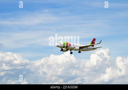 Barcelone, Espagne ; 18 mai 2019 : AVION Airbus A320 DES compagnies AÉRIENNES TAP Air Portugal, atterrissage à l'aéroport Josep Tarradellas Barcelona-El Prat Banque D'Images