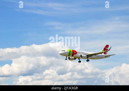 Barcelone, Espagne ; 18 mai 2019 : AVION Airbus A320 DES compagnies AÉRIENNES TAP Air Portugal, atterrissage à l'aéroport Josep Tarradellas Barcelona-El Prat Banque D'Images