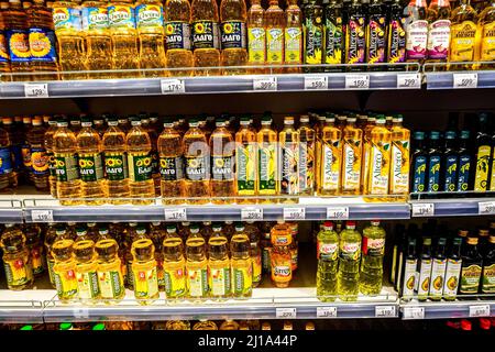 Samara, Russie - 17 mars 2022 : huile de tournesol en bouteilles prête à la vente dans le Superstore. Huile de tournesol en bouteille comme arrière-plan Banque D'Images